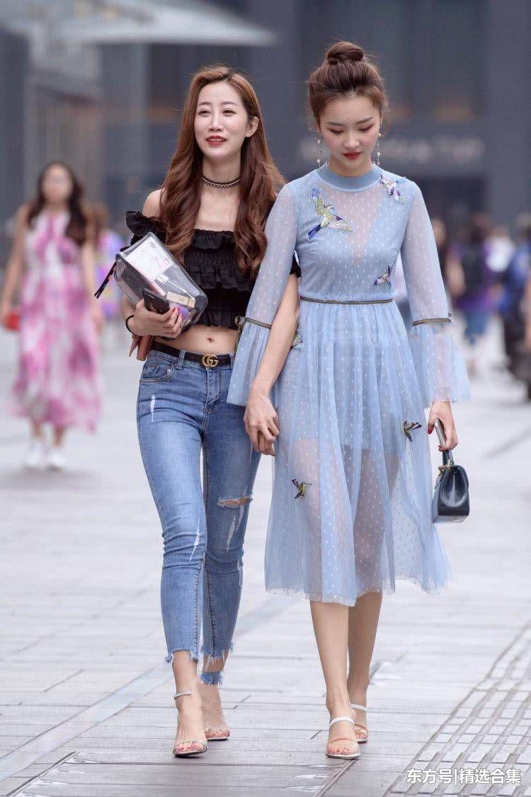 街拍:当紧身牛仔裤撞见紧身打底裤，才知道哪种紧身裤更有吸引力