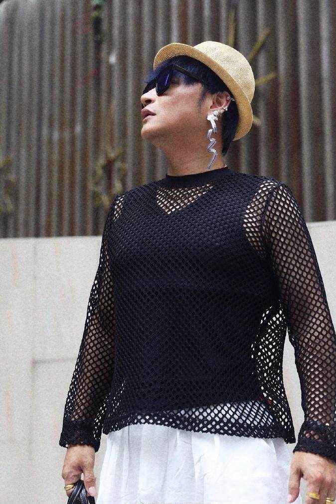 陈志朋的时尚太难懂，雨衣配网衫亮丝袜，网友：全身都是亮点