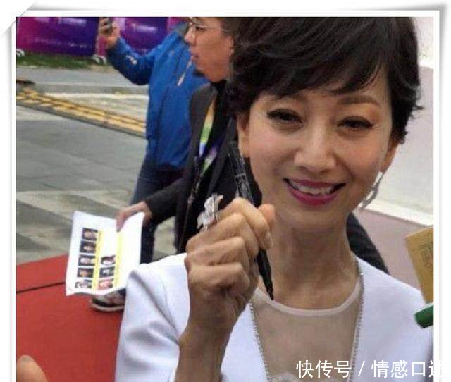 64岁赵雅芝一身搭配尽显优雅气质，然而看到未修图一秒尴尬！