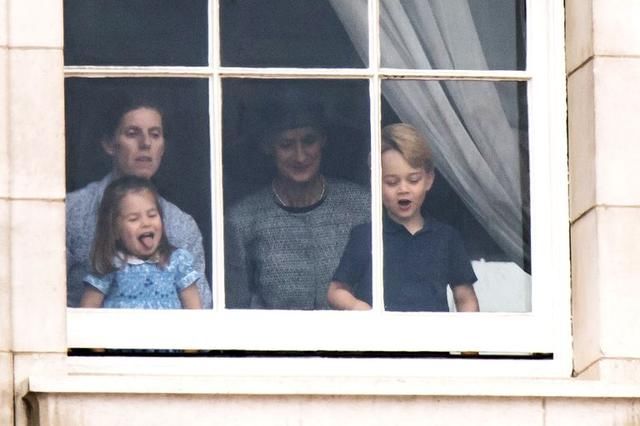 梅根王妃新婚一个月黑乌鸦着装力压彩虹女王，夏洛特公主鬼脸解围