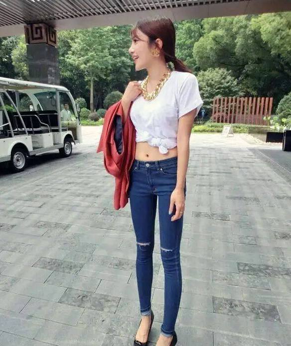 街拍:潮流紧身牛仔裤,对于腿型的修饰,效果非常好!