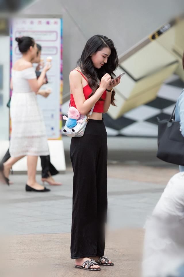 街拍:街头女孩们的穿衣有多潮?看看这些穿搭真的美上天!