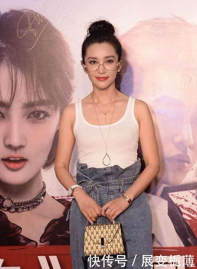  『高腰裤就』47岁李冰冰真时髦，穿男人背心配高腰牛仔裤，丸子头真减龄