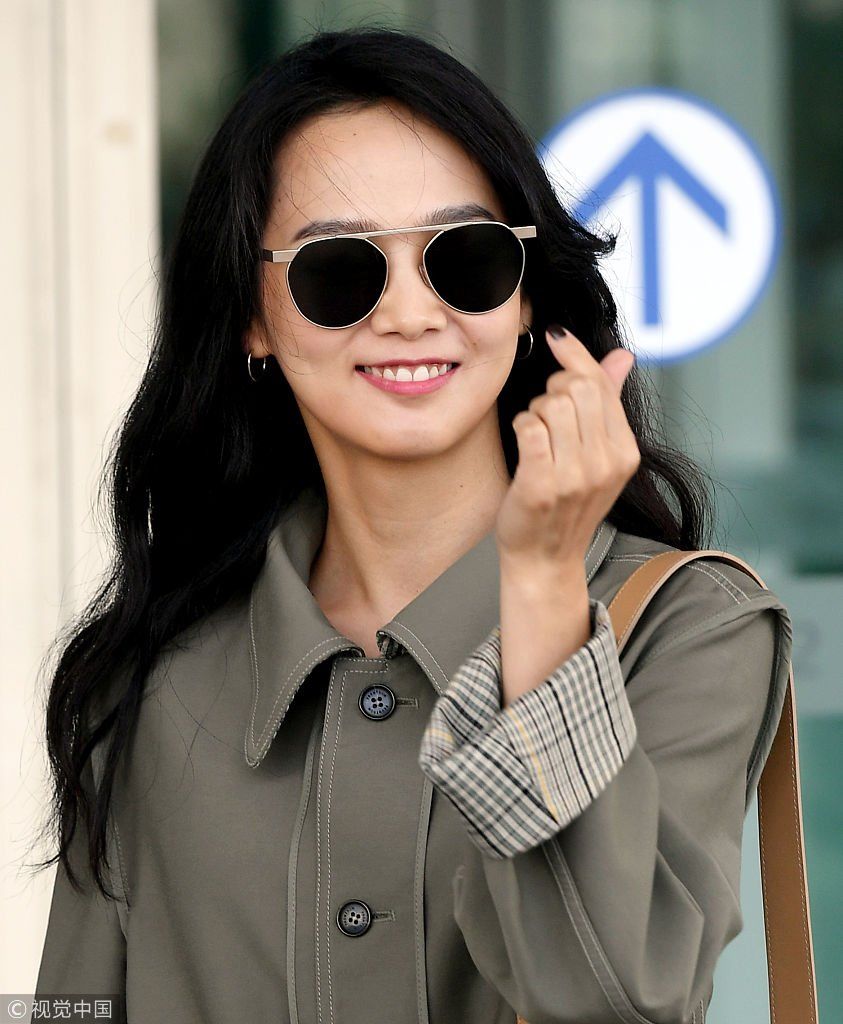 尹胜雅穿风衣凹造型秀细长美腿  对镜头鞠躬发射爱心亲民范