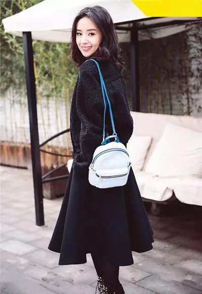 37岁董洁现身活动，薄纱裙穿出一片风尘，网友：清纯形象瞬间崩塌