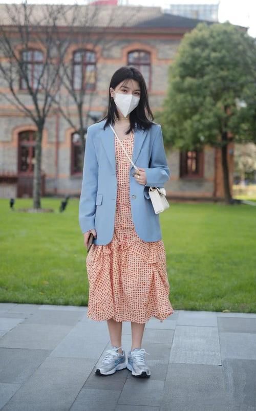  『穿搭』还在穿基础黑白灰吗？太固守成规没新意了，今年流行这种撞色搭配