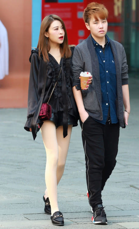 街拍：明眸皓齿白皙可爱的小姐姐，打扮上时尚大气看着高挑显廋！