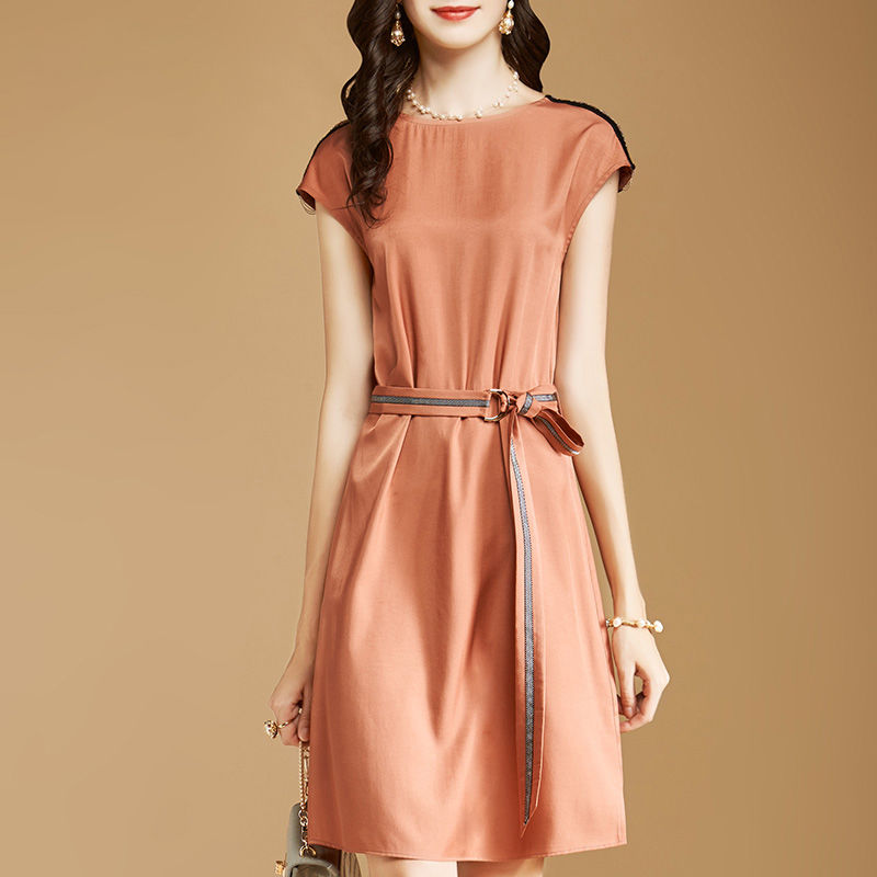 脸红了?女人丰满点就是好看，瞧这女人穿的，不娇不媚，太销魂了