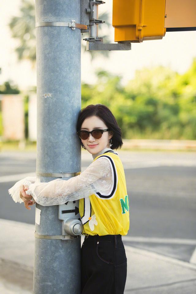 32岁的杨幂和31岁的赵丽颖撞发型，网友：舒畅的短发更加时尚