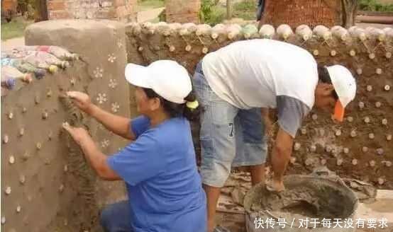  「小伙」农村小伙用塑料瓶盖房子，人们都说他傻，结果却让人羡