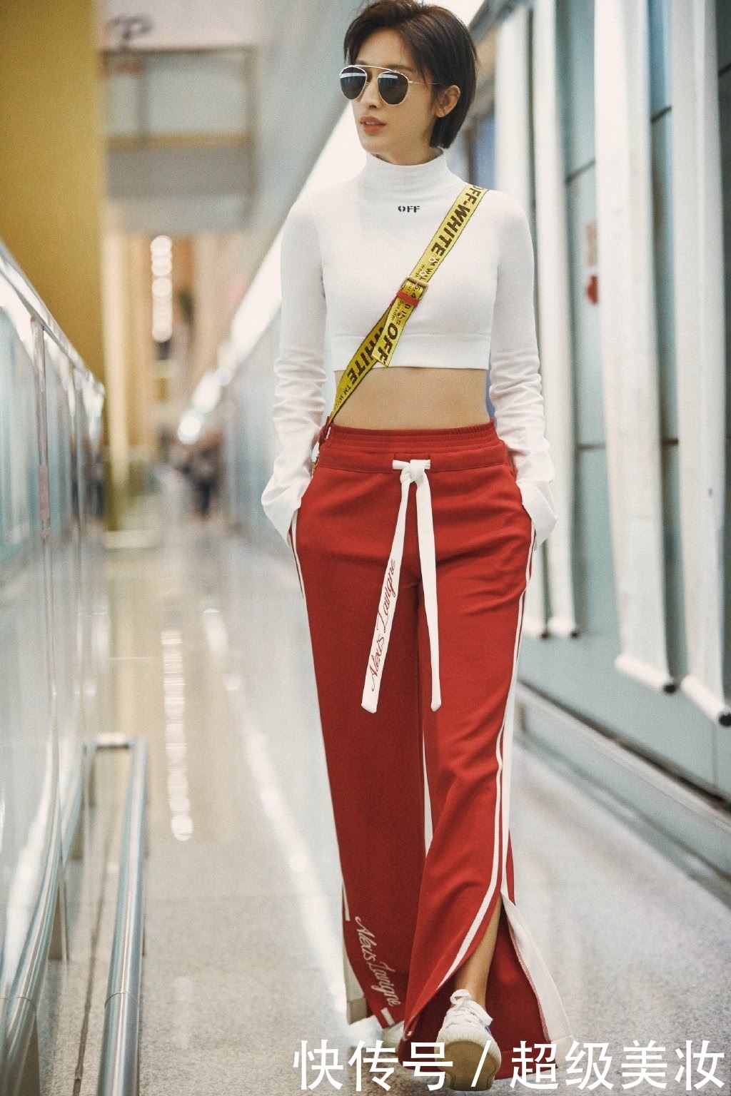 张俪穿露脐T恤现身，却被吐槽“没有腰”网友：阔腿裤惹的祸！