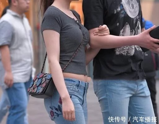 微胖轻熟女牛仔紧身裤勒出柔美线条，走起路来要摆的姿势吸睛无数