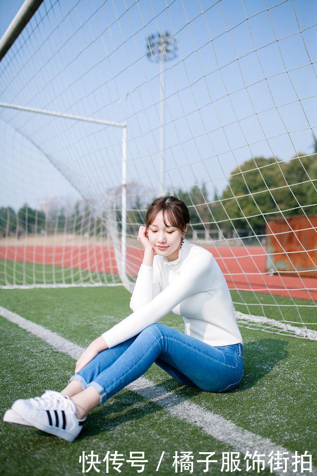 青春活力的牛仔裤美女,时尚的搭配方式给人很强的视觉性,展现出