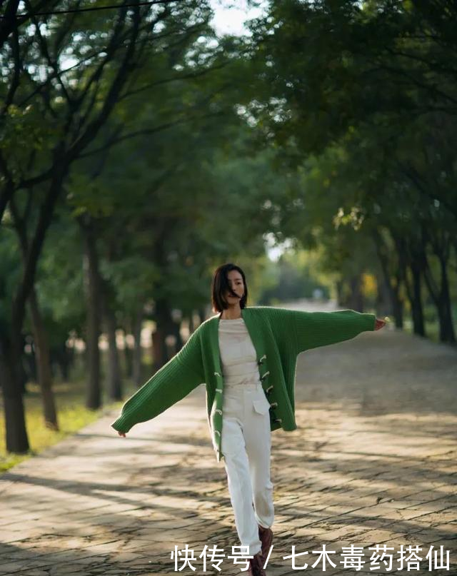 『经典蓝』今年春夏超流行的4组颜色搭配,穿对了巨显白巨显贵!