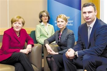 58岁季莫申科盘发很优雅，和普京在一起时更迷人，年轻时颜值最高