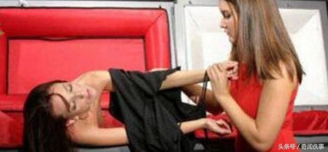 美国漂亮女入殓师为“往生者”穿衣化妆全过程