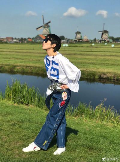 39岁杨乐乐与41岁李湘出席活动，一个嫩的似少女一个真像妈妈