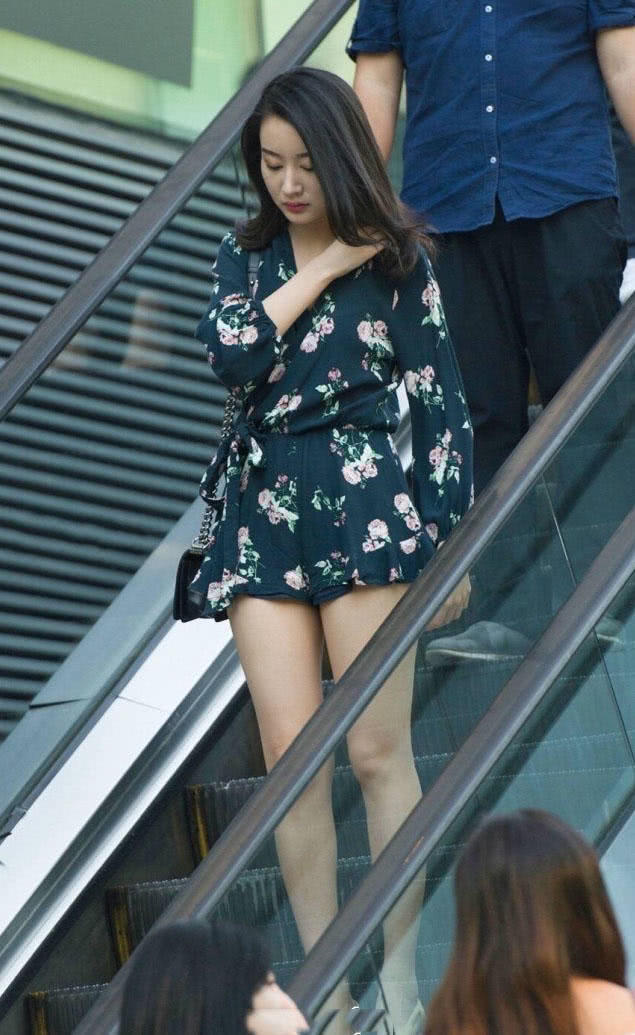 成熟小姐姐穿了新裙子一直用手捂住，怀里是不是有什么大宝贝