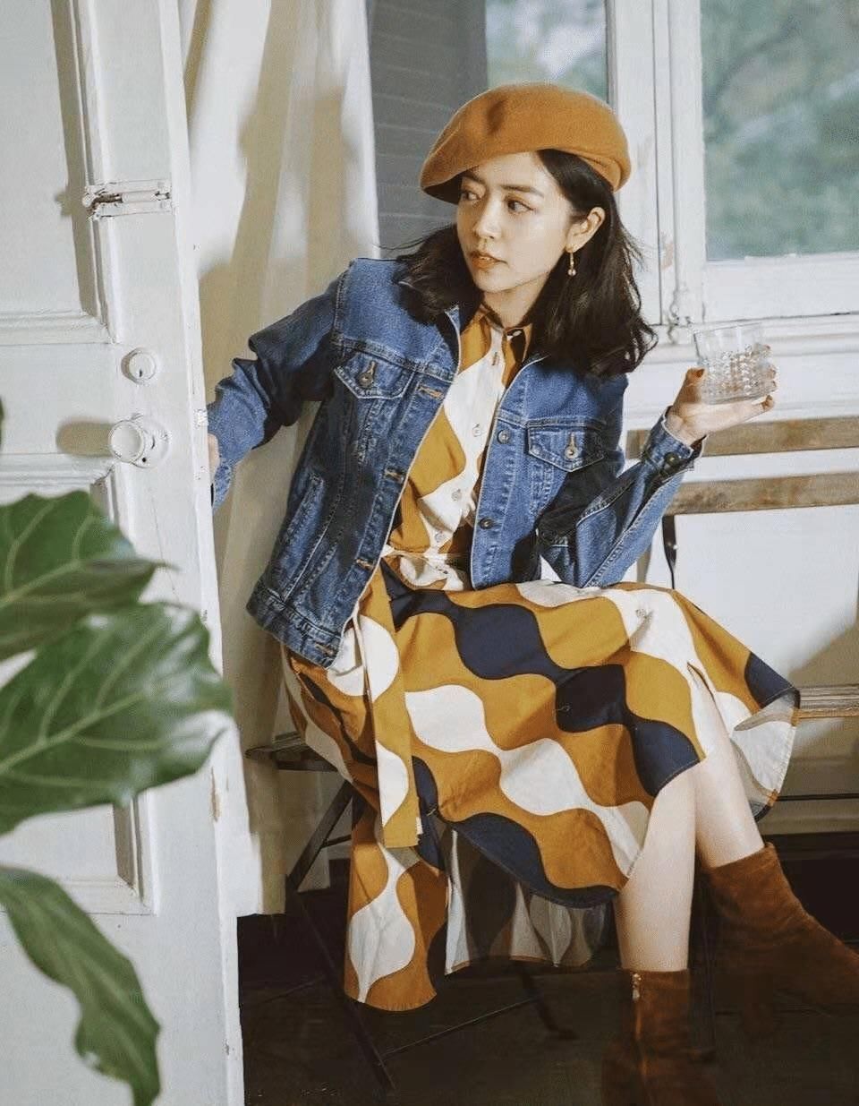 #博主#三木果然是“气质博主”,撞色连衣裙配牛仔外套,高级又时髦