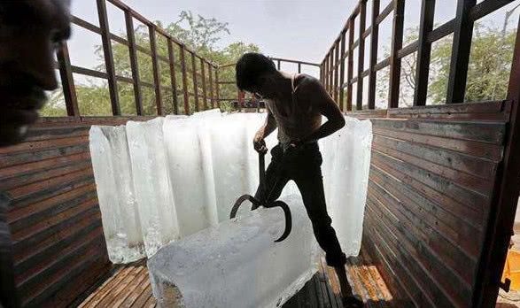 地球到底怎么了？印度出现63度高温，汽车点燃，马路开始融化