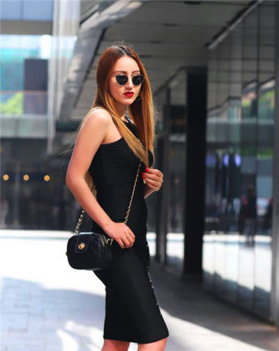  百褶裙：街拍：白色无袖配百褶裙，小美女千姿百媚，甜美可爱