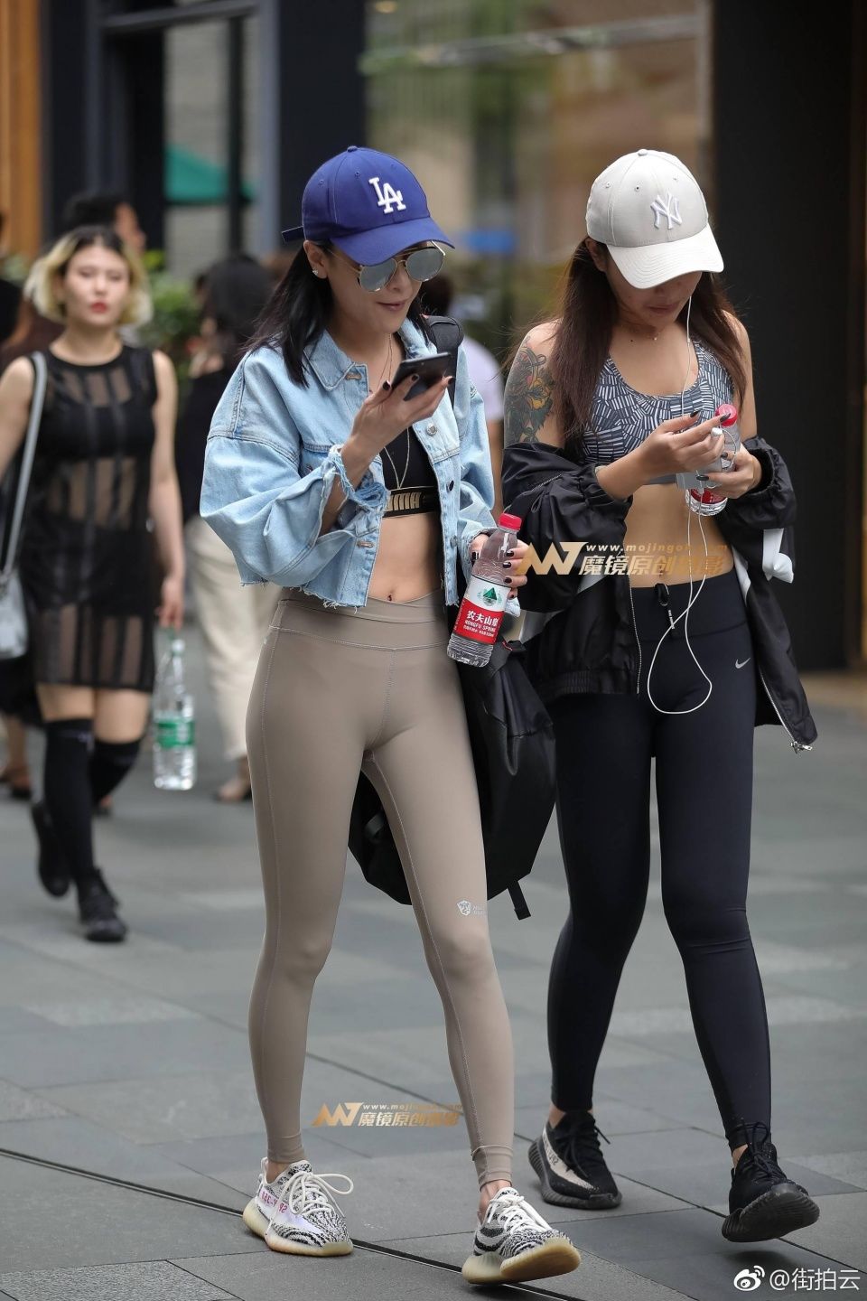 一点点街拍:小姐姐丰满的身材穿瑜伽裤很性感,穿个外套不热吗?
