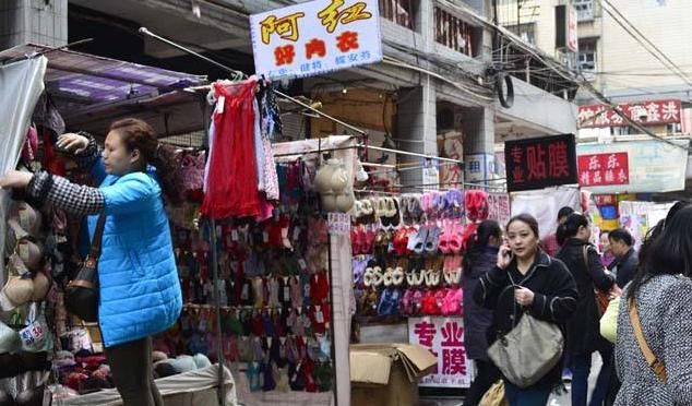 武汉有个夜市，规模超大堪称“购物天堂”，游客：比户部巷有感觉