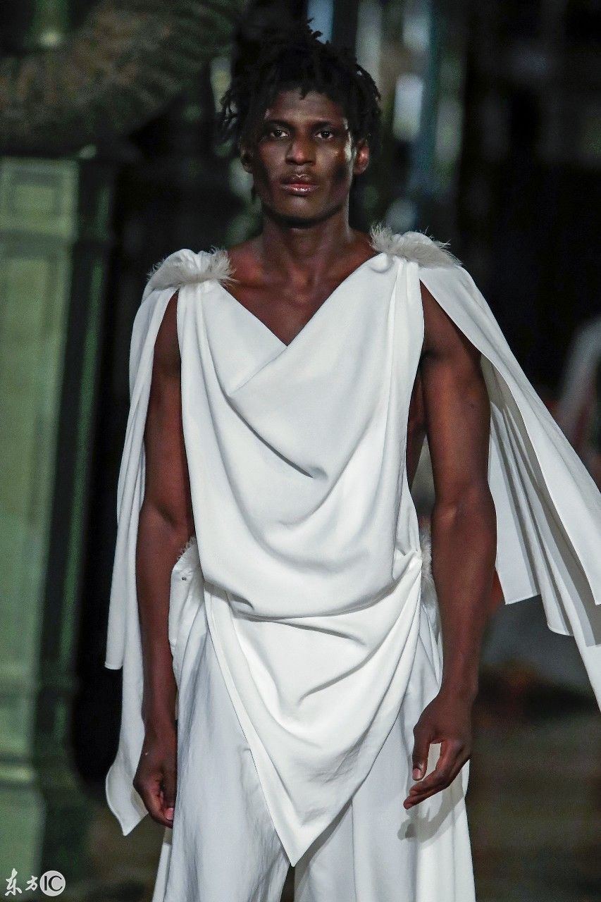 请问:美女，穿着这样的衣服出门是不是回头率特别高?哈哈哈