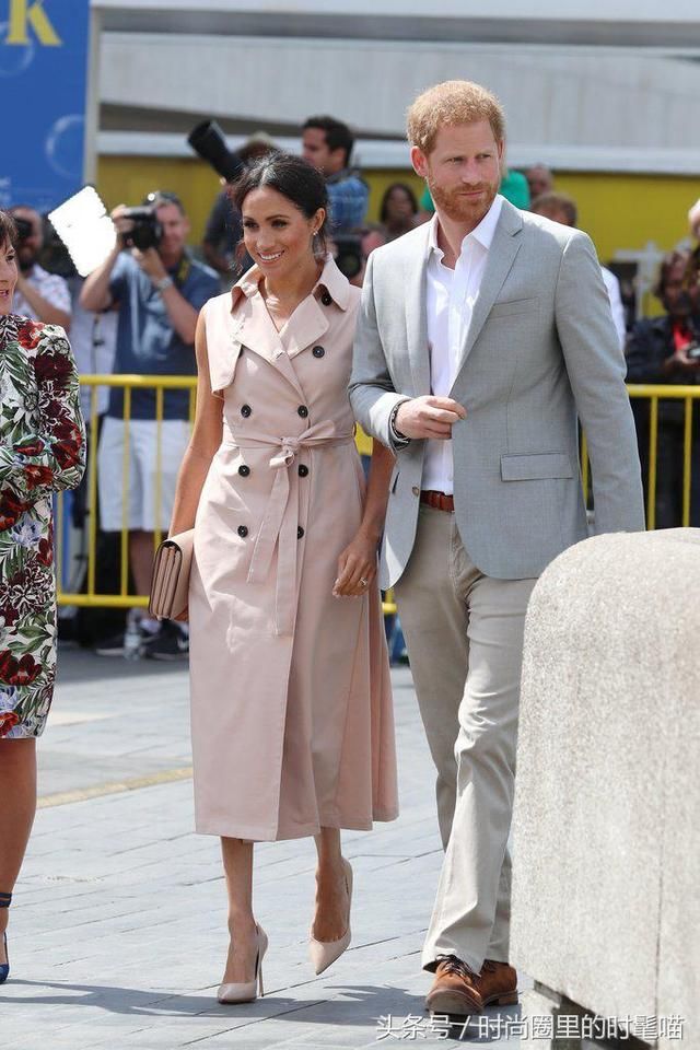 哈里王子与妻子现身伦敦！梅根穿脏粉连衣裙很时尚，但是很显黑！
