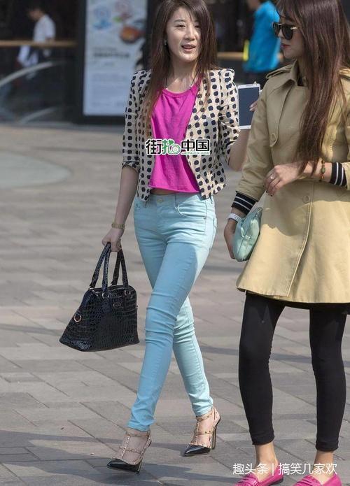 路人街拍:优雅的小姐姐,镂空长裙秀出美肩美腿,非常吸引人