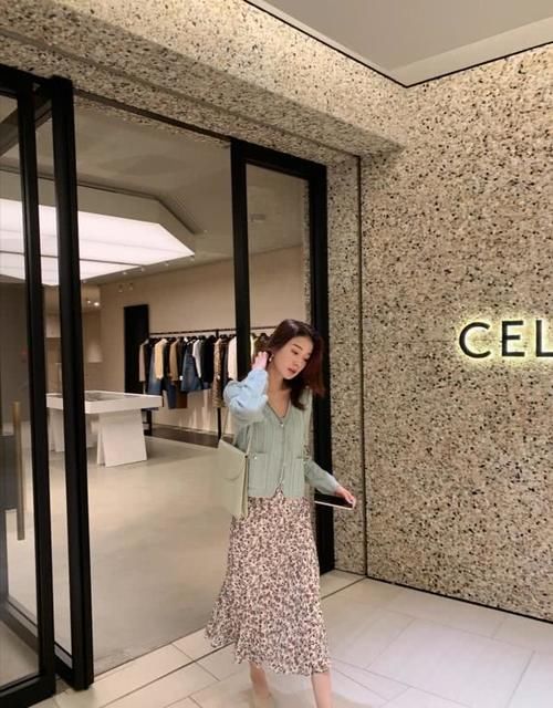 『女人味』今春很火的穿搭“外套+裙装”,优雅又有女人味,时髦一个季节
