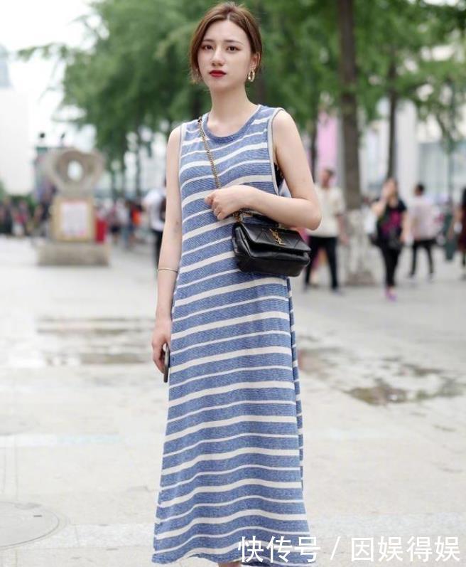  「美女」美女街拍：时尚柔美的牛仔短裤小姐姐，气质独特，尽显曼妙身材！