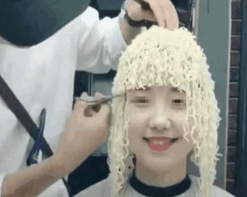 发型左右着颜值，有个年轻女生潮到去烫了个“泡面头”惊人审美观