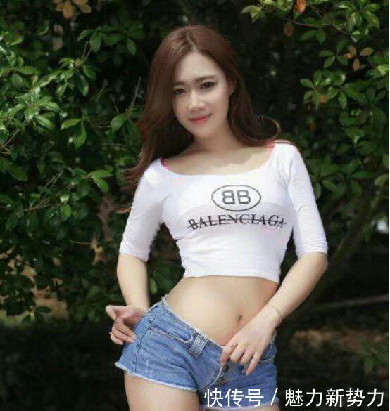 随性百搭牛仔裤,秀出迷人身姿,格外动人!