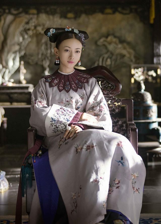 魏璎珞吴谨言造型反差太大，剧中清汤挂面，换上私服却甜美又减龄