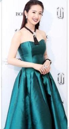 林依晨比许晴小了14岁,但同穿墨绿色裙时,网友:这次真的是输了