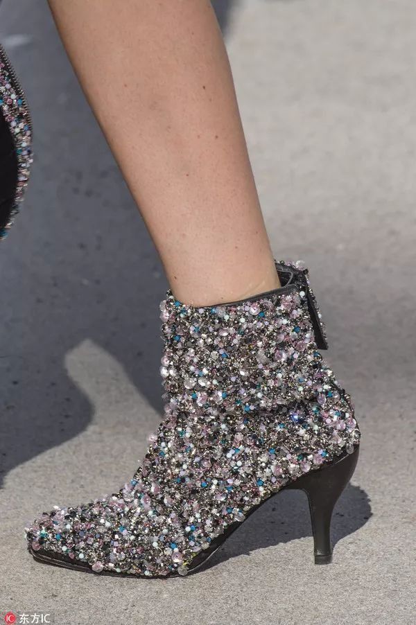 我们在巴黎大皇宫变的书报亭里问了周迅和刘雯一些小秘密……