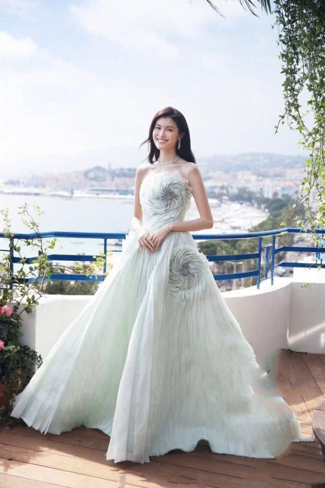 何穗穿渐变色抹胸裙，皮肤白到反光，网友：这气质简直了！