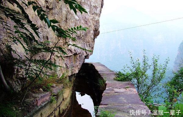 中国一个与世隔绝的村落, 住在1000多米高的山上, 村民进出用“天