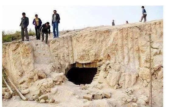  挑衅■1500年前古墓，出土瓷盘写着一句话，这是“挑衅”专家智商？