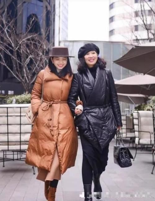  「中年」中年女性大衣如何搭配长裙＋打底裤，时尚又保暖，看三木妈妈的搭配效果