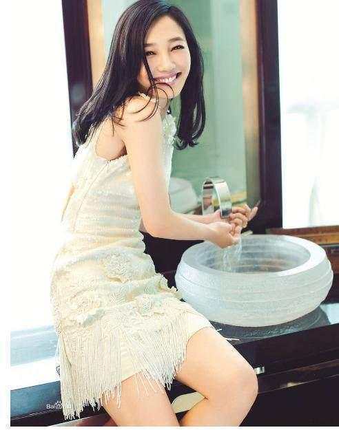 白百何现身活动, 抹胸长裙一片哗然, 网友: 还嫌流言不够多吗?