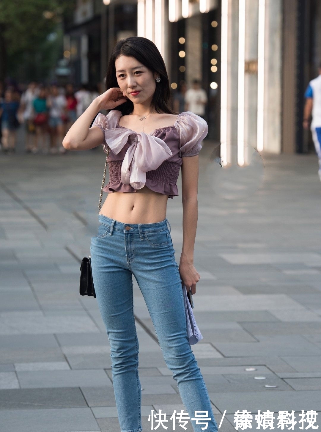  「脚下搭一双」街拍：身材火辣的小姐姐，吊带衣搭热裤性感十足，大爷别摔了