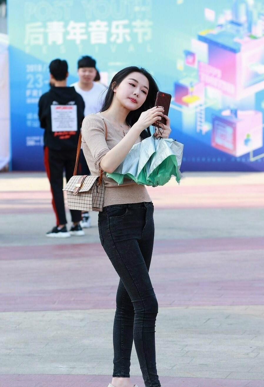 素人街拍： 紧身裤凸显大长腿,御姐范让男人着迷