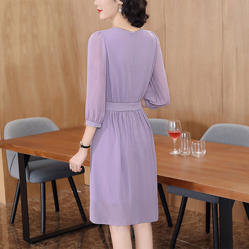 足足一天没眠，终于等到这“印花秋”裙，适合60后穿，超美腻