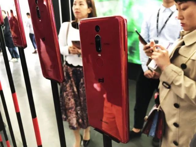 王思聪喜提50台华为Mate RS保时捷设计手机!