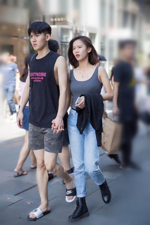 街拍：紧身牛仔裤自信出行，图四小姐姐们穿搭各异，喜欢中间穿法