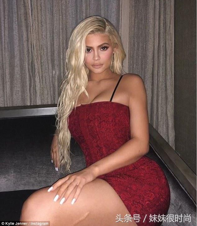 凯莉詹娜穿红色裙装秀出极致身材，及臀长发下面，就是笔直大长腿