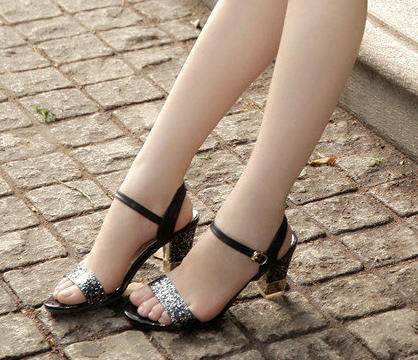 一天一个优雅样子，时尚高跟鞋秀出女神白皙双腿