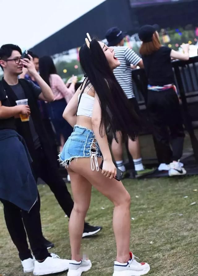 纯棉白布吊带搭配齐臀小辣裤，大胆张扬可爱小巧